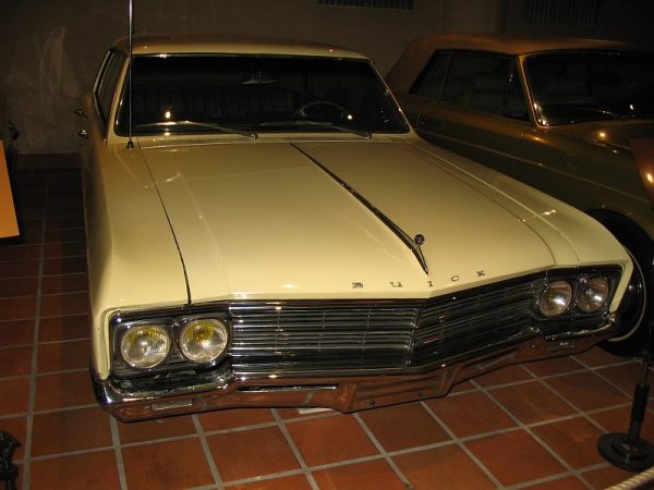 Buick Skylark V8 28 CV