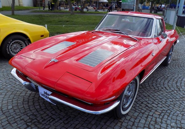 Chevrolet Corvette Sting-Ray 327 V8 300 HP