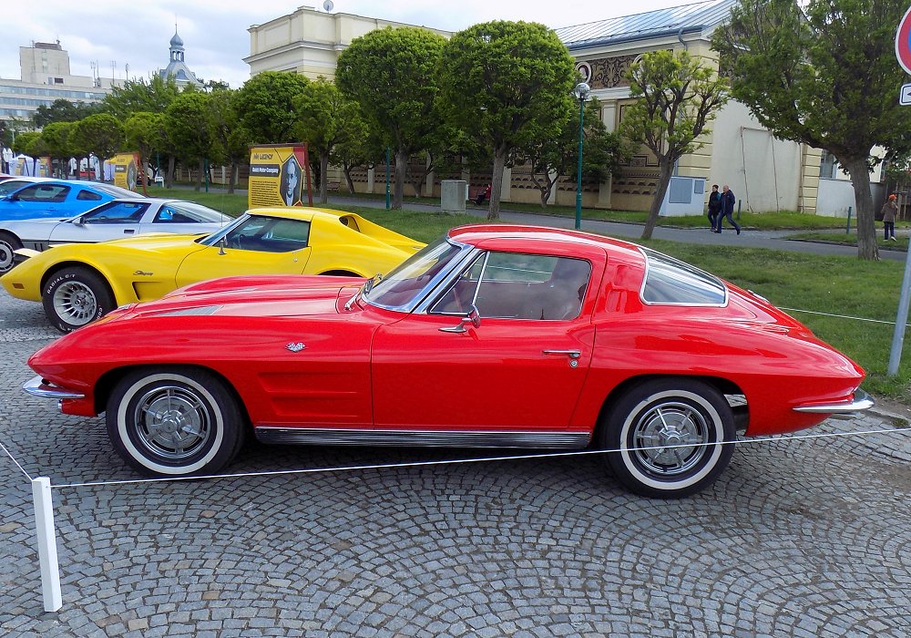 Chevrolet Corvette Sting Ray Convertible 300 HP