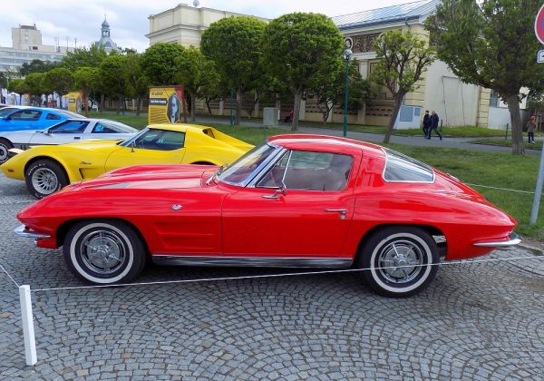 Chevrolet Corvette Sting-Ray 327 V8 300 HP