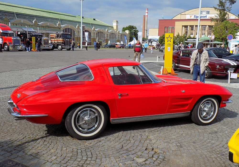 Chevrolet Corvette Sting-Ray 327 V8 300 HP