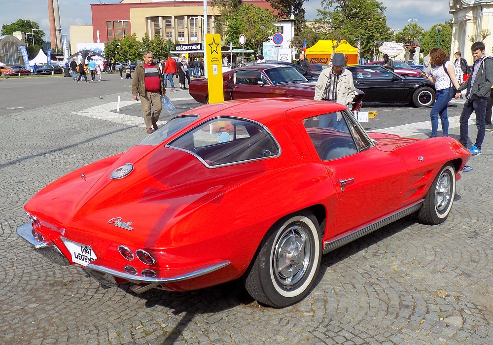 Chevrolet Corvette Sting-Ray 327 V8 300 HP