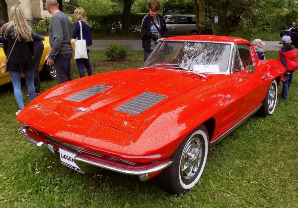 Chevrolet Corvette Sting-Ray 327 V8 300 HP