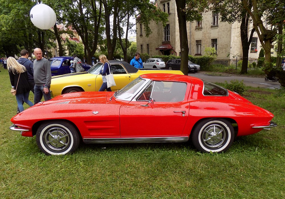 Chevrolet Corvette Sting Ray Convertible 300 HP