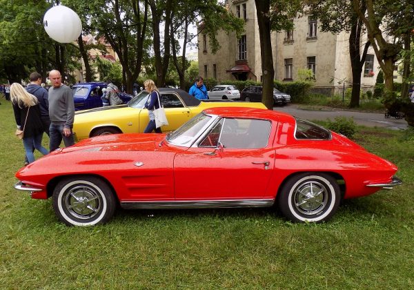 Chevrolet Corvette Sting-Ray 327 V8 300 HP