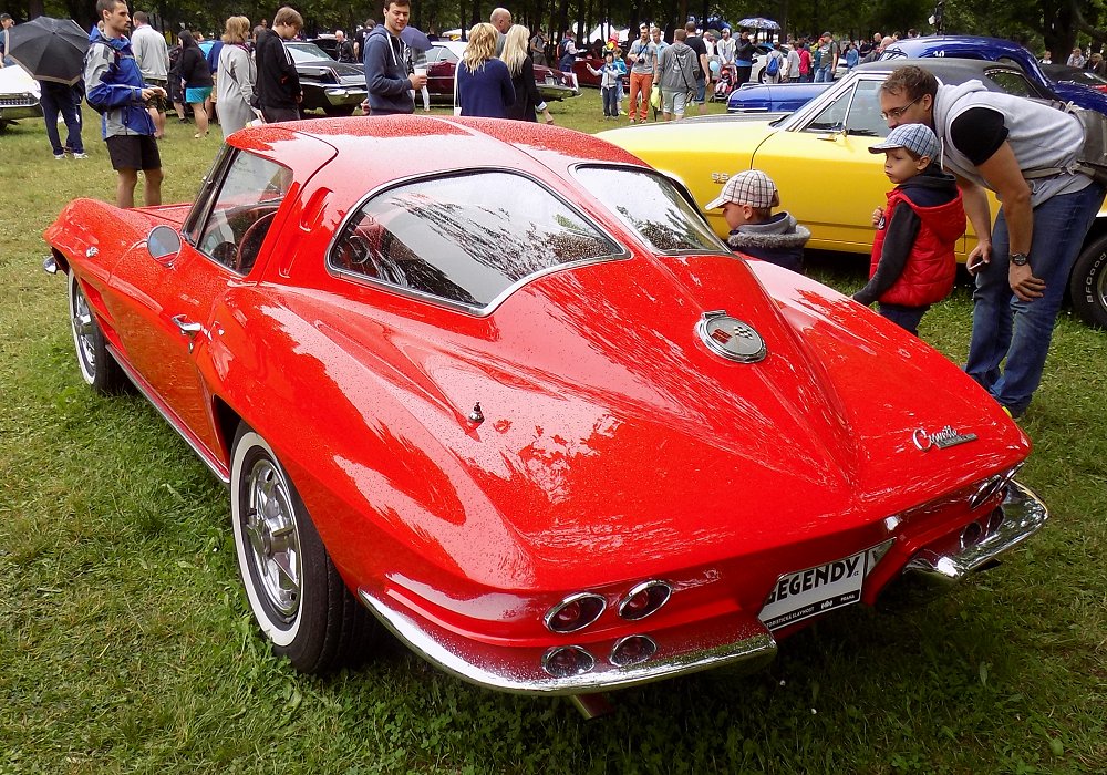 Chevrolet Corvette Sting-Ray 327 V8 300 HP