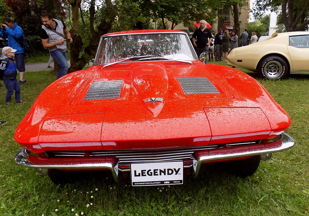 Chevrolet Corvette Sting-Ray 327 V8 300 HP
