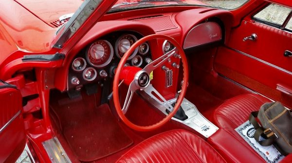 Chevrolet Corvette Sting-Ray 327 V8 300 HP