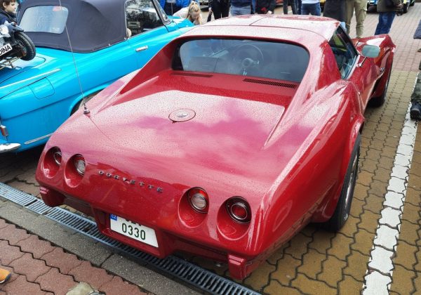 Chevrolet Corvette Stingray 350 Edelbrock