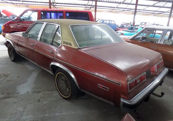 Chevrolet Nova Concours Sedan 305