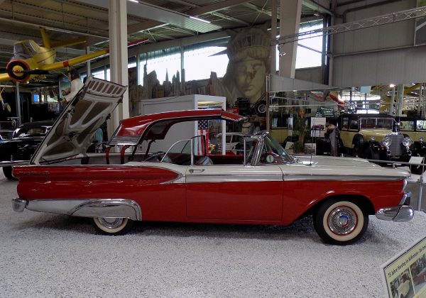 Ford Fairlane 500 Skyliner 200 HP