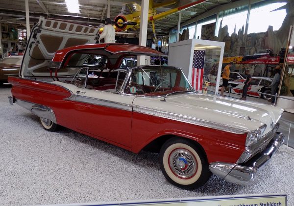 Ford Fairlane 500 Skyliner 200 HP