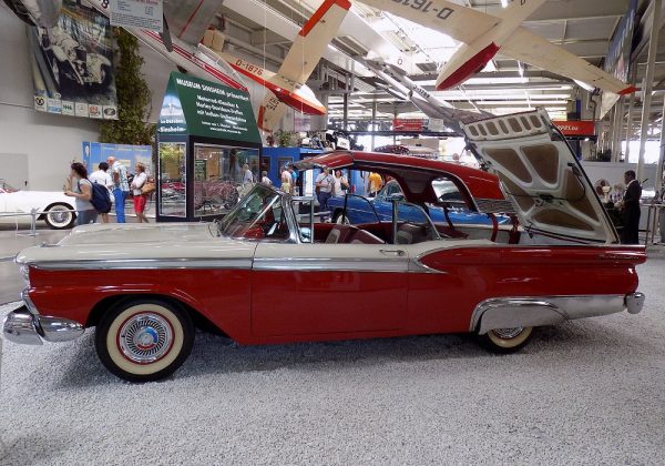 Ford Fairlane 500 Skyliner 200 HP