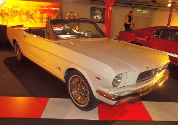 Ford Mustang Convertible 289 V8 200 HP