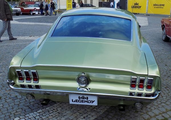 Ford Mustang Fastback GT 271 HP