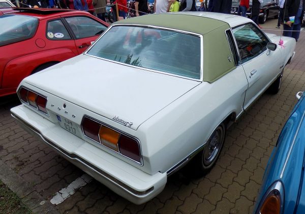 Ford Mustang II Ghia V6 2.8