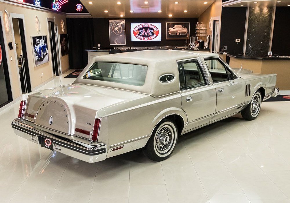 Lincoln Continental Mark VI 5.8 4-Door