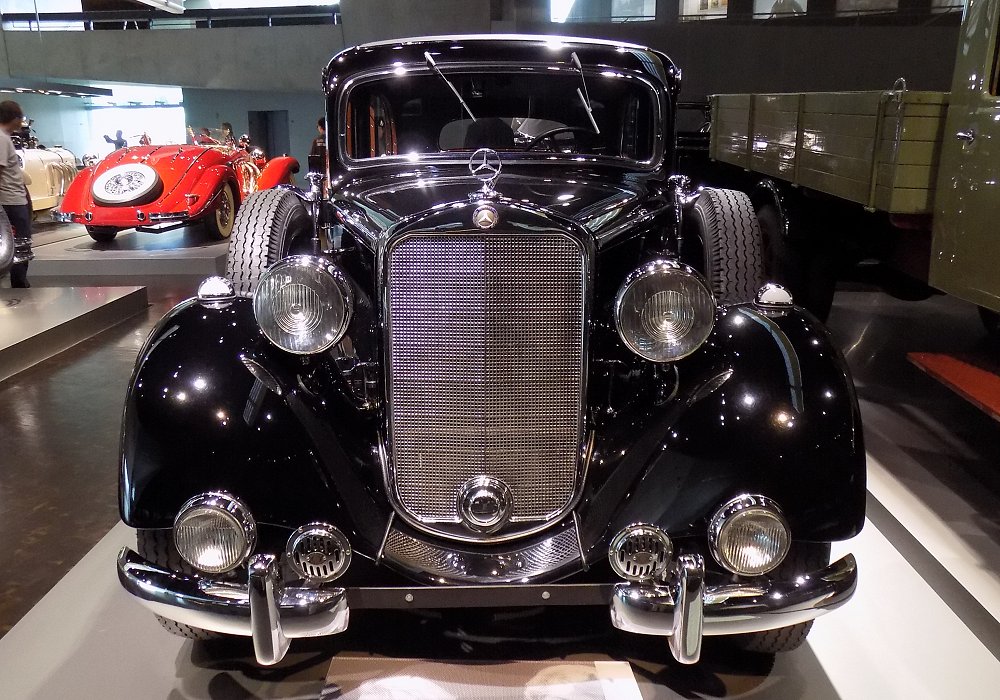 Mercedes-Benz 260 D Pullman Limousine