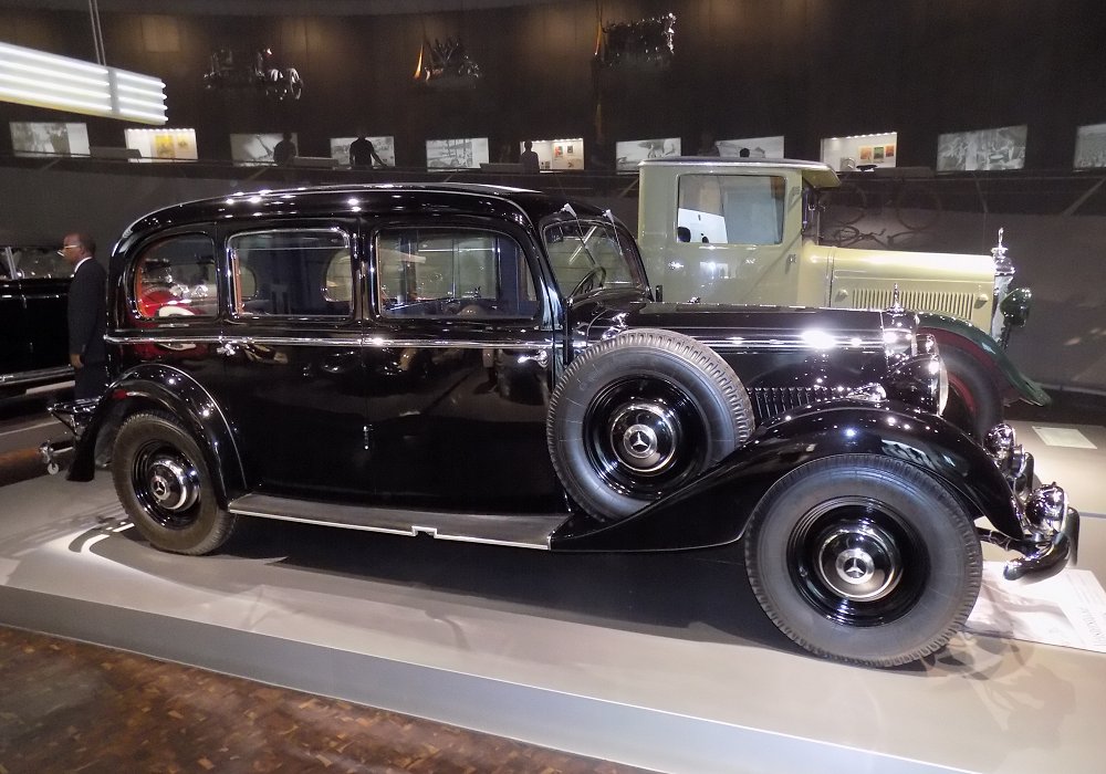 Mercedes-Benz 260 D Pullman Limousine