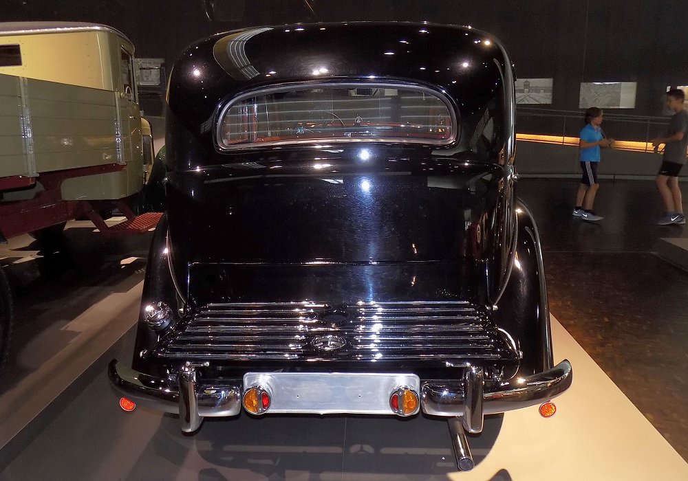 Mercedes-Benz 260 D Pullman Limousine